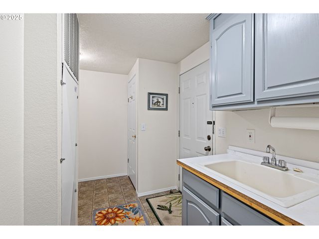 3355 N DELTA Hwy 160, Eugene, OR 97408