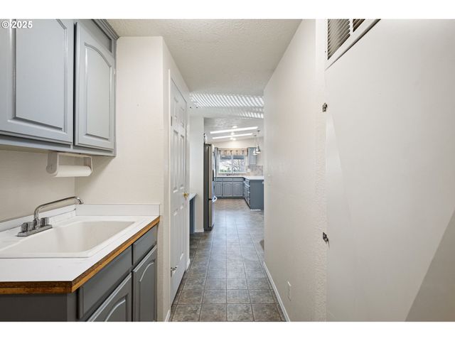 3355 N DELTA Hwy 160, Eugene, OR 97408