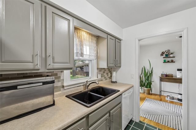 3506 Lindlavista Way, Des Moines, IA 50310