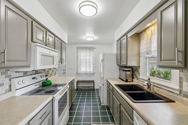 3506 Lindlavista Way, Des Moines, IA 50310