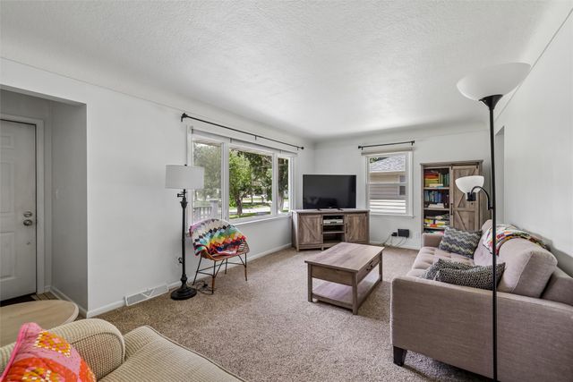 3506 Lindlavista Way, Des Moines, IA 50310