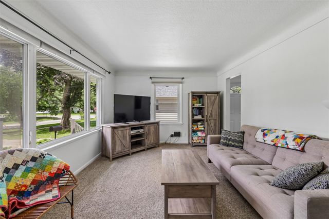 3506 Lindlavista Way, Des Moines, IA 50310