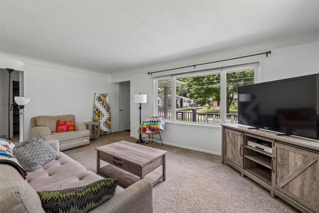 3506 Lindlavista Way, Des Moines, IA 50310