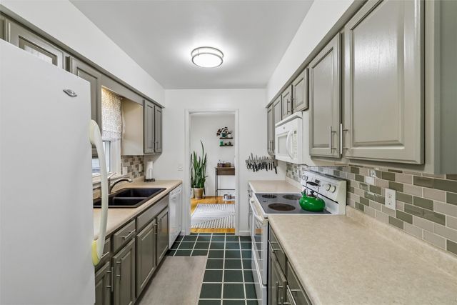 3506 Lindlavista Way, Des Moines, IA 50310