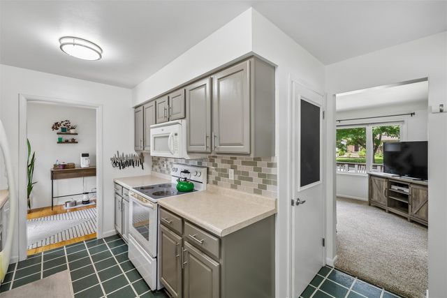 3506 Lindlavista Way, Des Moines, IA 50310
