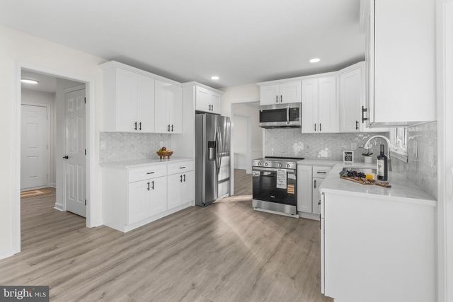 210 W SILVER FOX RD, Newark, DE 19702