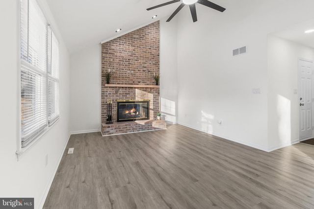 210 W SILVER FOX RD, Newark, DE 19702