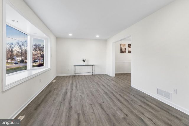 210 W SILVER FOX RD, Newark, DE 19702