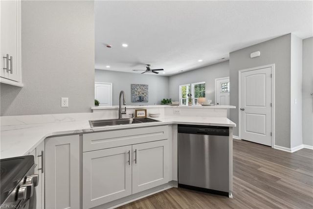 28 Harrell DR, Suffolk, VA 23434