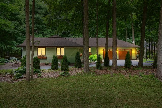 1753 Whispering Woods COURT, Richfield, WI 53076