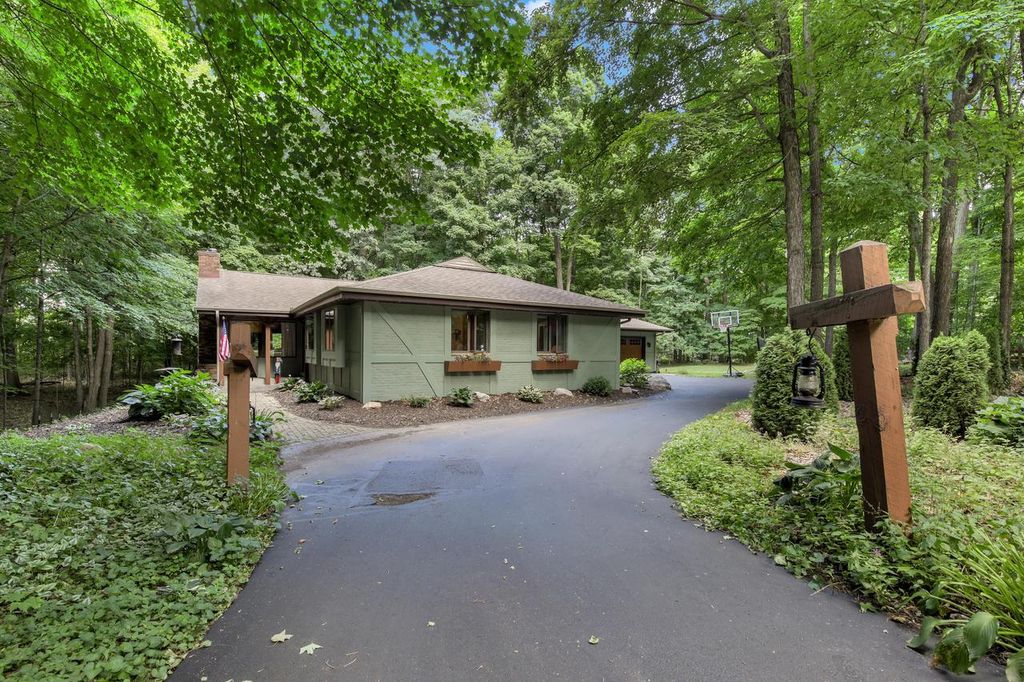 1753 Whispering Woods COURT, Richfield, WI 53076