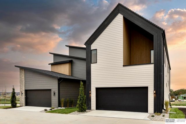 623 S 148 Street, Omaha, NE 68154