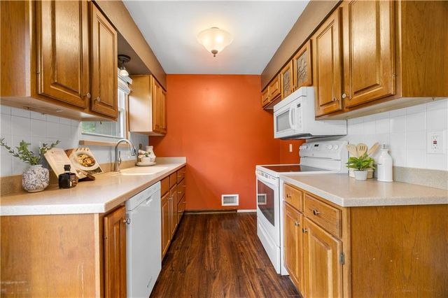 8925 Gillette Street, Lenexa, KS 66215