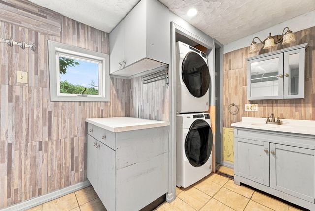 28 Tremont St, Athol, MA 01331