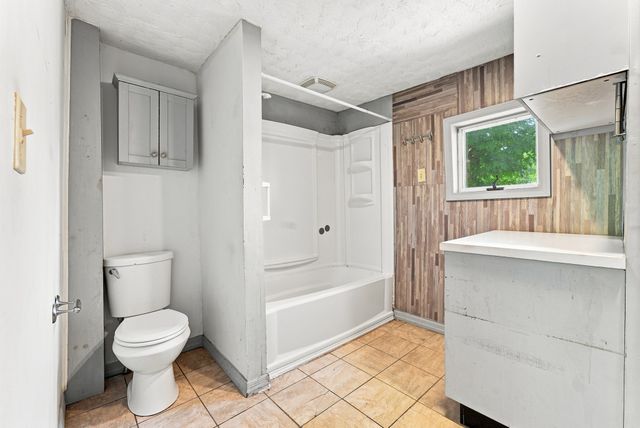 28 Tremont St, Athol, MA 01331
