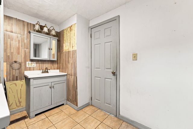 28 Tremont St, Athol, MA 01331