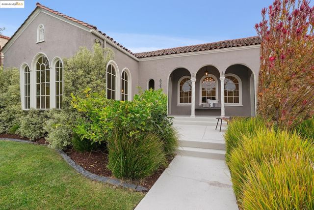 6232 Manoa St, Oakland, CA 94618