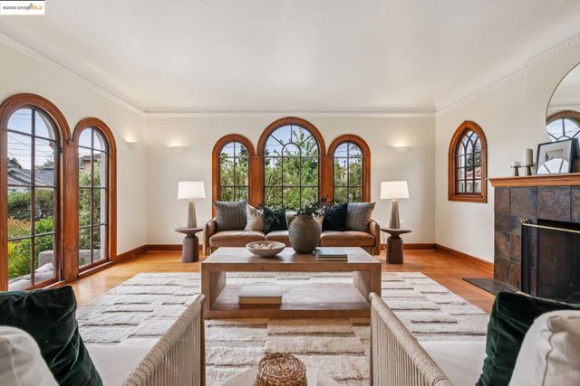 6232 Manoa St, Oakland, CA 94618