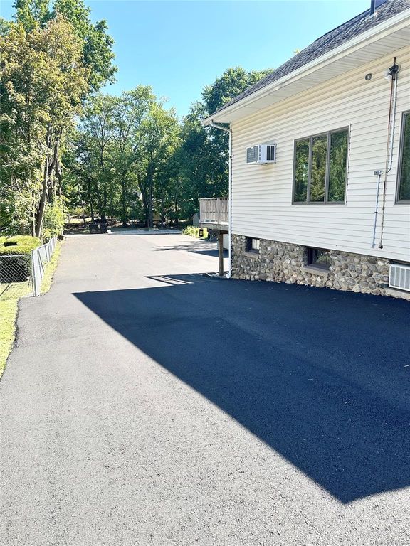 282 N Middletown Road, Pearl River, NY 10965 — photo 2