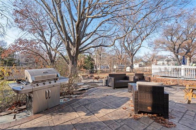 6820 Holmes Road, Kansas City, MO 64131