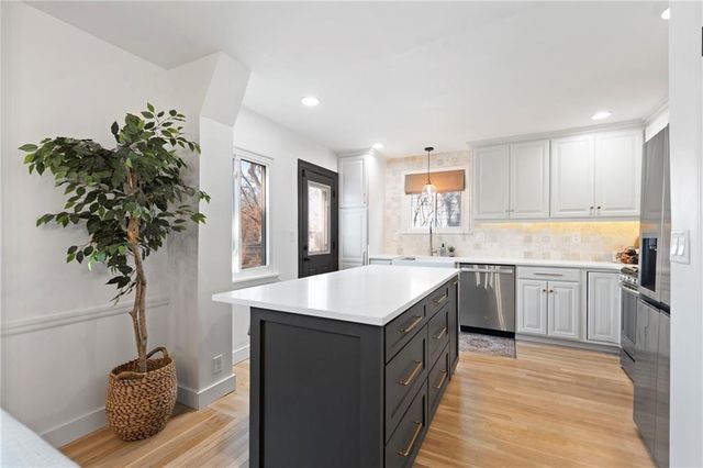 6820 Holmes Road, Kansas City, MO 64131