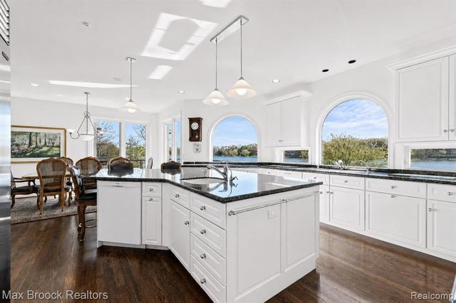 1832 Long Lake Shore Drive, Bloomfield Hills, MI 48302