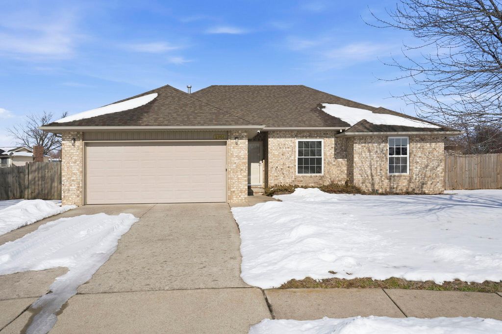 1901 E Overland Drive, Ozark, MO 65721