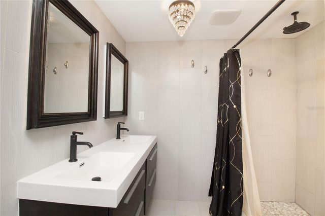 7018 OAKVIEW CIRCLE, Tampa, FL 33634