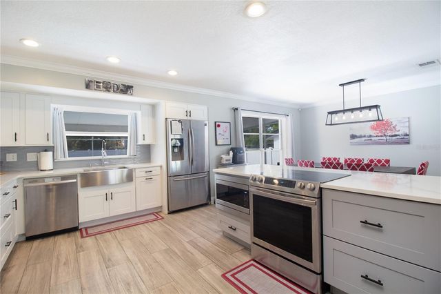 7018 OAKVIEW CIRCLE, Tampa, FL 33634