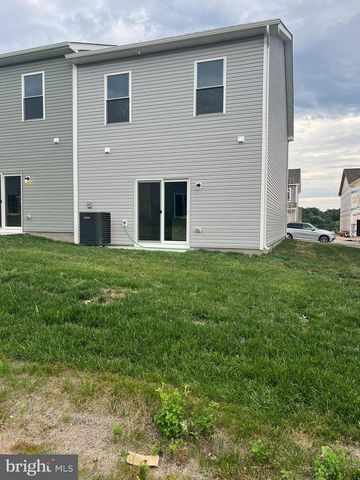 27 CRAMSFORD ST, Falling Waters, WV 25419