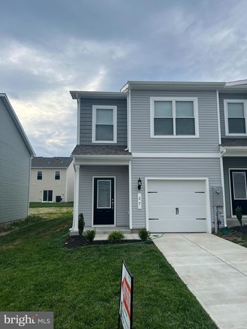 27 CRAMSFORD ST, Falling Waters, WV 25419