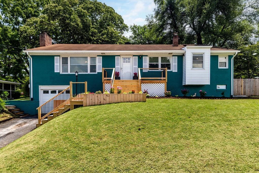 204 BURNLEY DR, Staunton, VA 24401