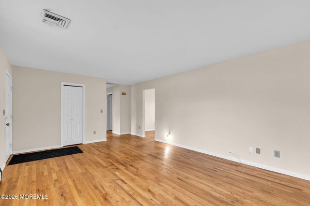 35 Spruce Street, Beachwood, NJ 08722