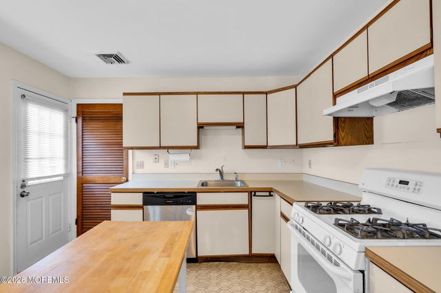 35 Spruce Street, Beachwood, NJ 08722