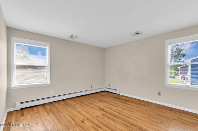 35 Spruce Street, Beachwood, NJ 08722