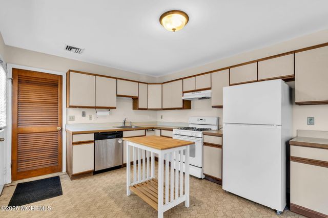 35 Spruce Street, Beachwood, NJ 08722