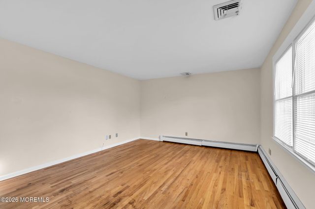 35 Spruce Street, Beachwood, NJ 08722