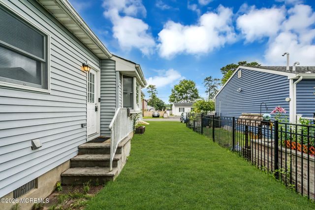35 Spruce Street, Beachwood, NJ 08722