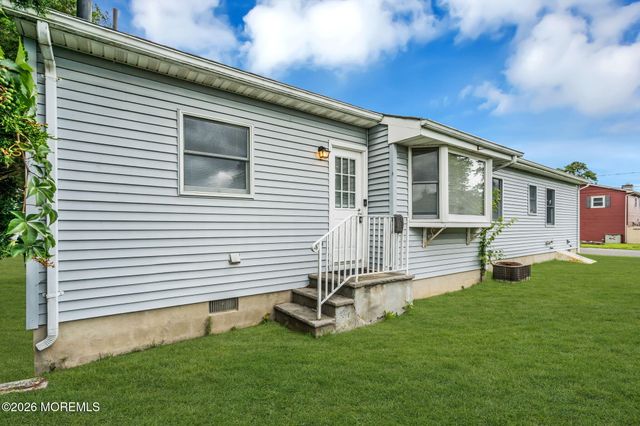35 Spruce Street, Beachwood, NJ 08722