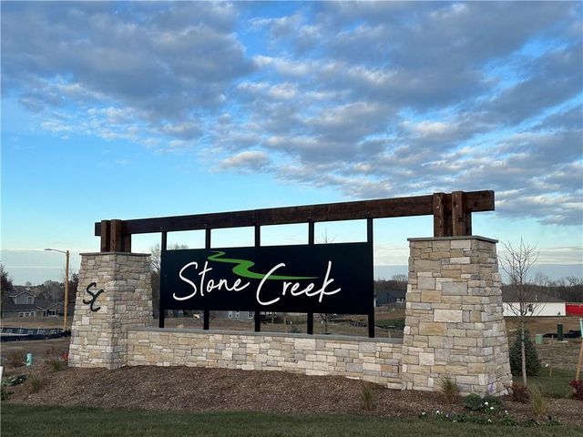 432 Rock Creek Drive, Tonganoxie, KS 66086