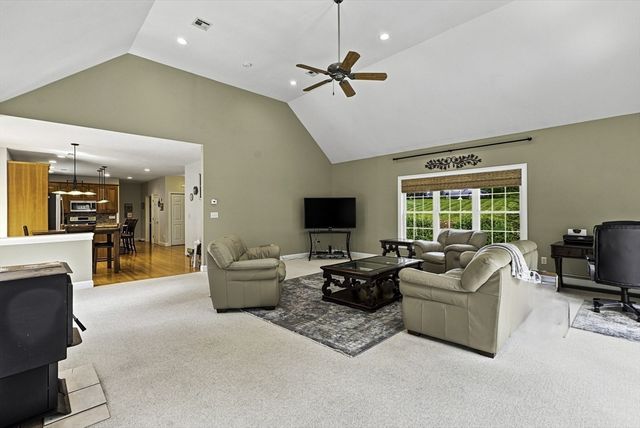 161 South St, Upton, MA 01568