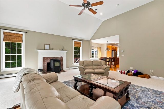 161 South St, Upton, MA 01568