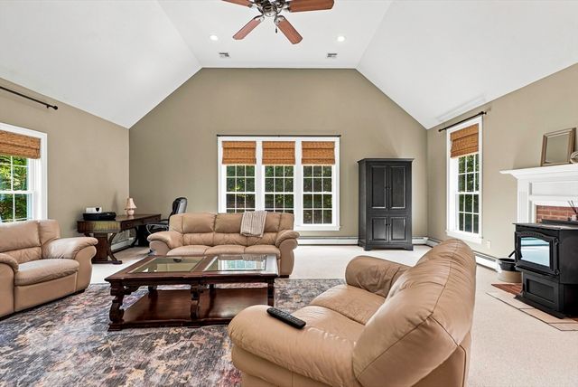 161 South St, Upton, MA 01568