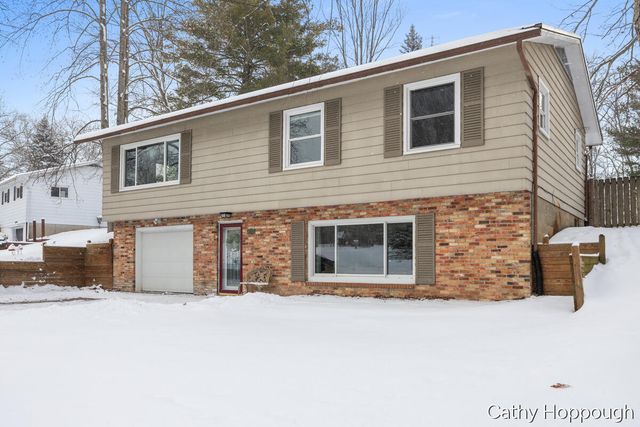 8511 Riverest Drive, Portland, MI 48875