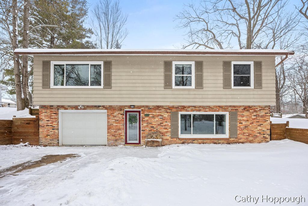 8511 Riverest Drive, Portland, MI 48875