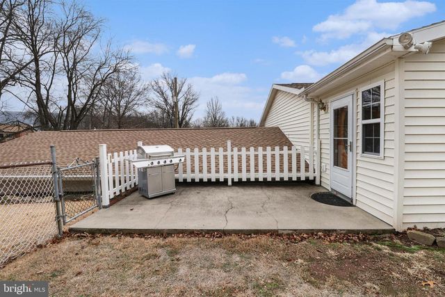 21 BRIARDALE RD, Dauphin, PA 17018