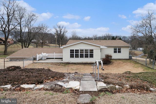 21 BRIARDALE RD, Dauphin, PA 17018