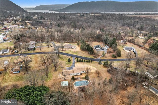 21 BRIARDALE RD, Dauphin, PA 17018