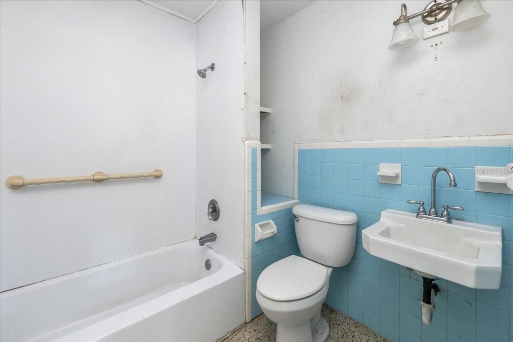 Image 11 of property listing at 875 VALENCIA ROAD, South Daytona, FL 32119