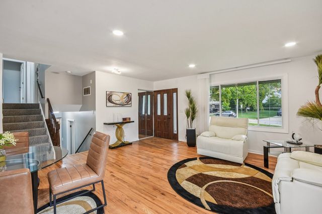 1860 Burr Ridge Drive, Hoffman Estates, IL 60192